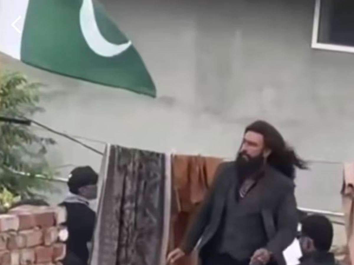 Ranveer Singh Waves Pakistan Flag