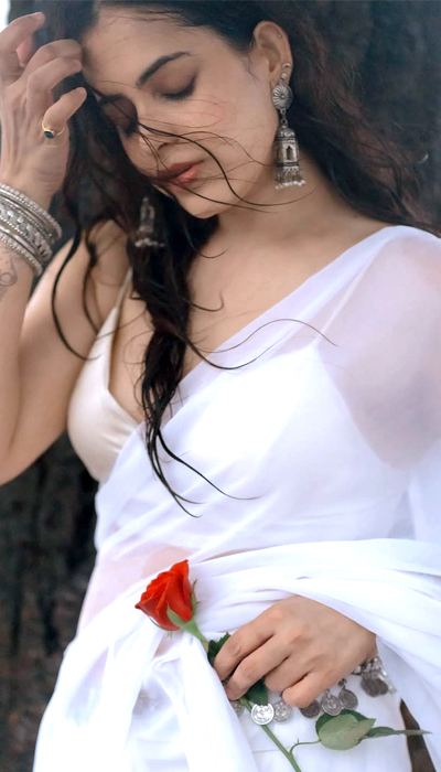 Milky-White Magic: Shruti’s Hot Saree Look