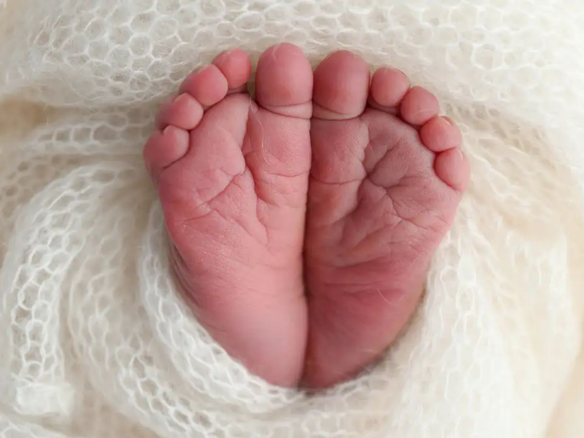 Teen Mother Gives Birth on Bus Throws Baby Out