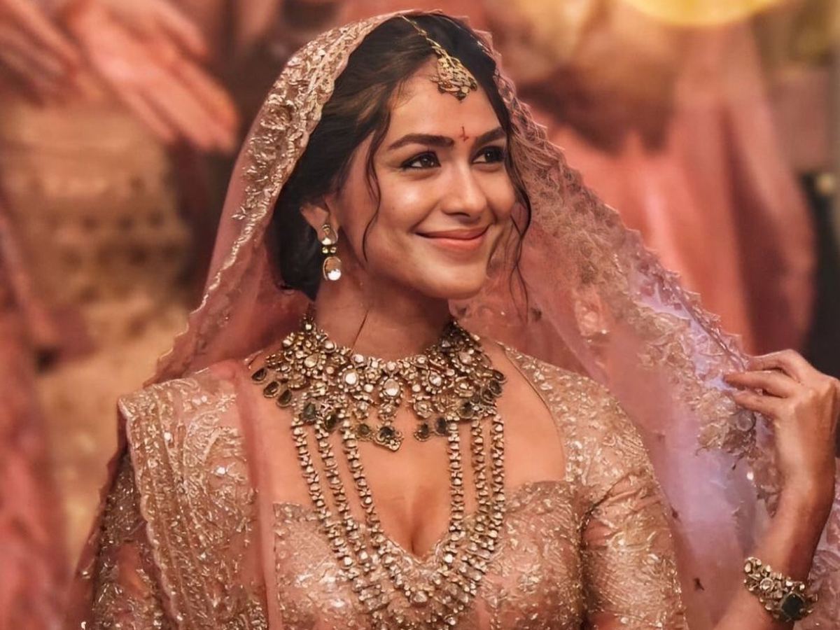 Mrunal Thakur Exposes Dhanush's Paid Campaign?