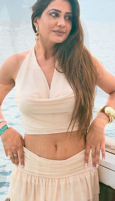 Akanksha Bhalla yacht glam shines as she flaunts washboard abs with elegance and charm in this stylish gallery.