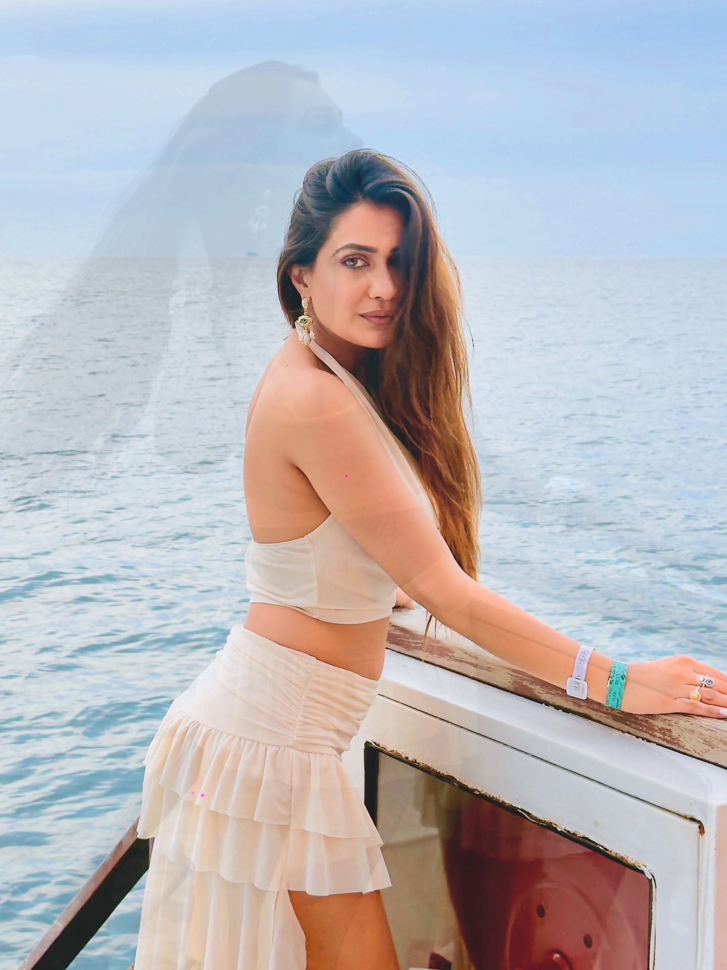 Akanksha Bhalla Yacht Glam Shines with Stunning Washboard Abs