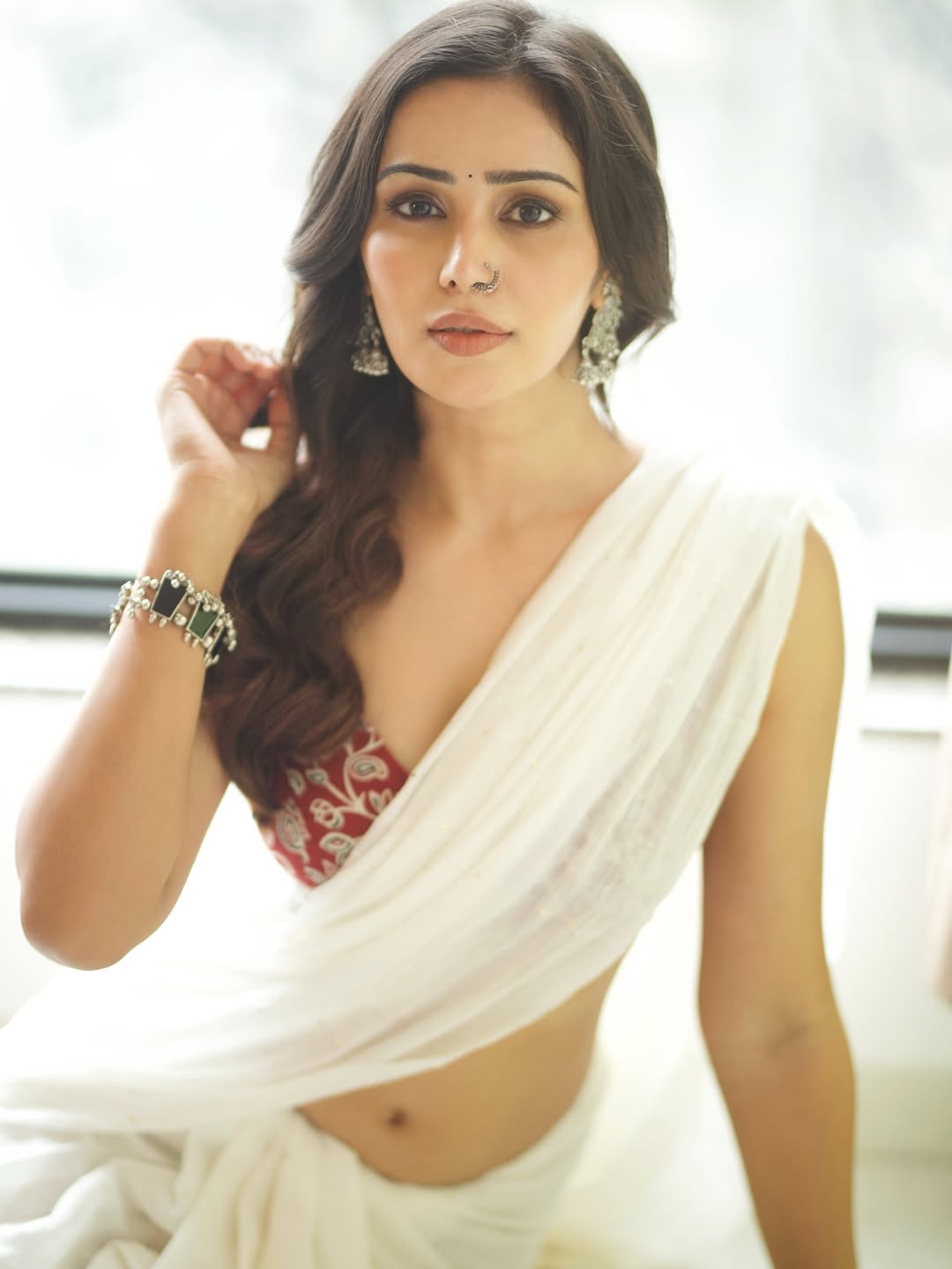 Anaira Gupta wows: hot sleeveless look, navel show with elegance.