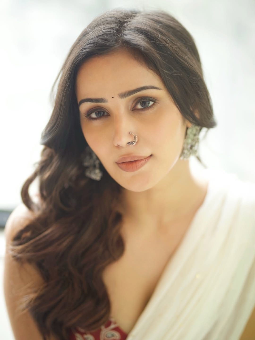 Elegant Anaira Gupta wows: hot sleeveless look, navel show gracefully.