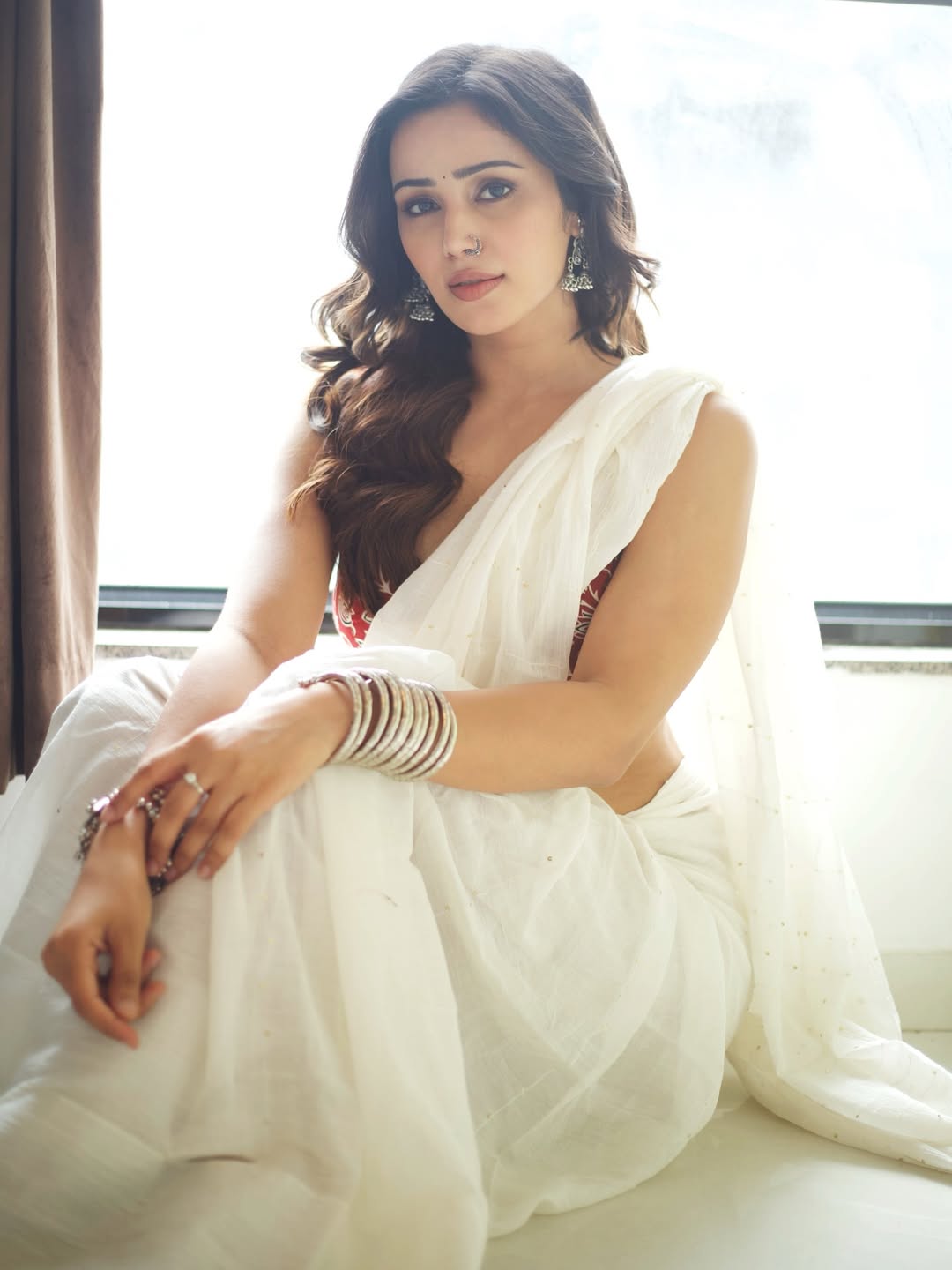 Fashionable Anaira Gupta wows: hot sleeveless look, navel show stunningly.