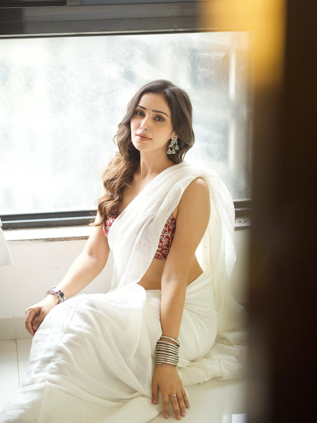 Anaira Gupta wows: hot sleeveless look, navel show exuding sophistication.