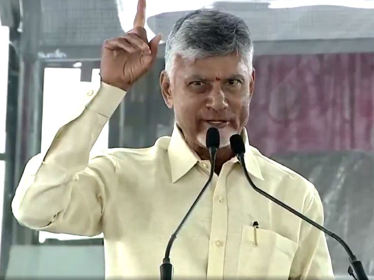 Chandrababu Naidu addressing public in Mangalagiri