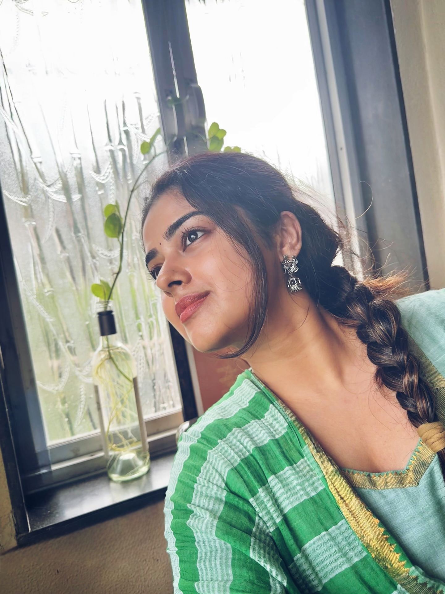 Siddhi Idnani cheek spot beauty glowing in natural light with charm