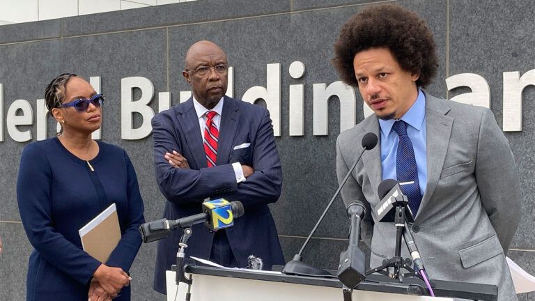 Comedians suing police over airport searches