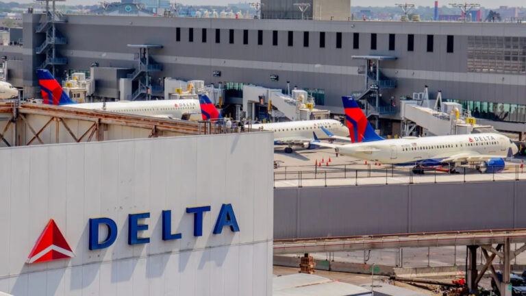 Delta plane at Austin airport