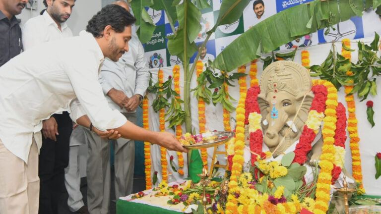 Jagan Mohan Reddy performing Vinayaka Chavithi puja at Tadepalli Palace