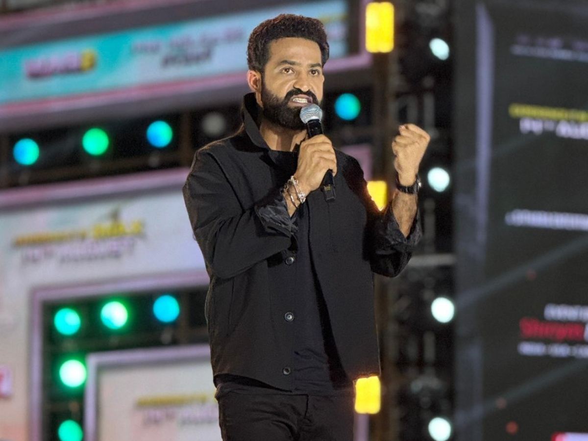 Jr NTR and Hrithik Roshan at War 2 event