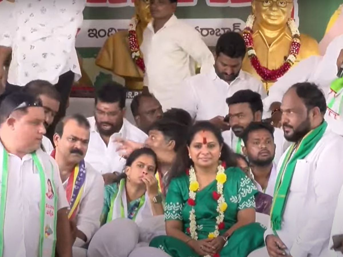 Kavitha ends fast at Indira Park