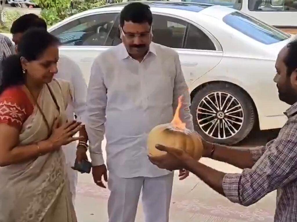 Kavitha meets KCR at farmhouse before US departure