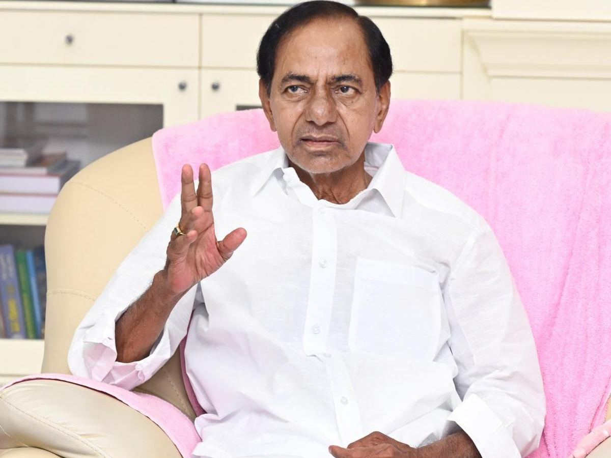 KCR with BRS leaders at Erravelli farmhouse