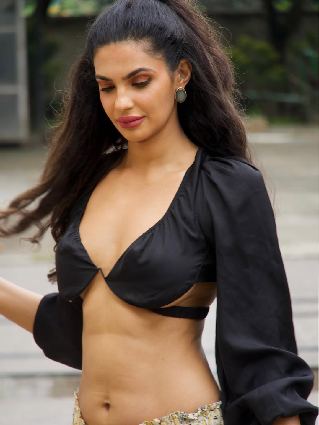 Manmeet Kaur flaunts toned belly goals with effortless elegance and charm