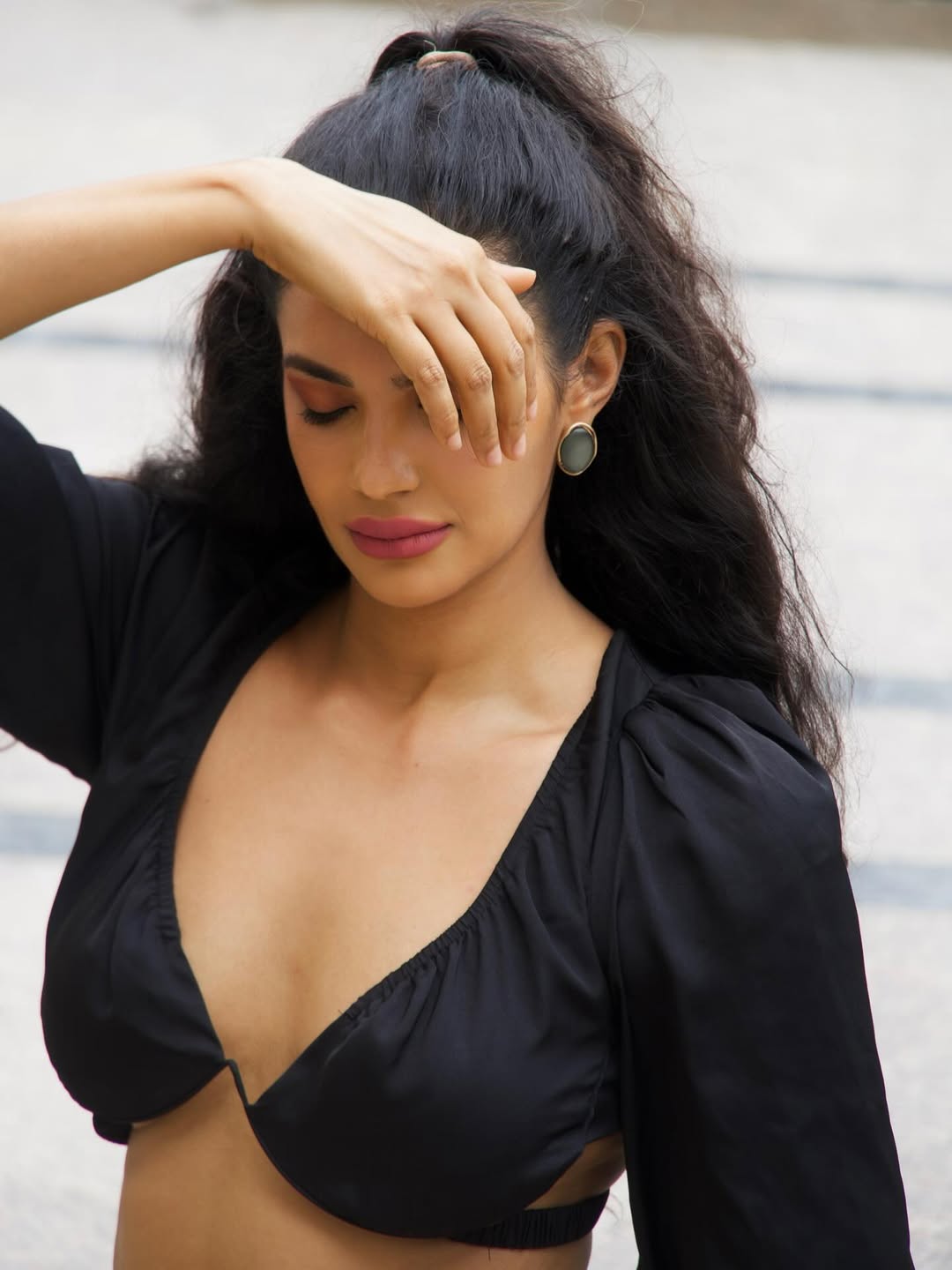 Manmeet Kaur radiates beauty and confidence while setting toned belly goals