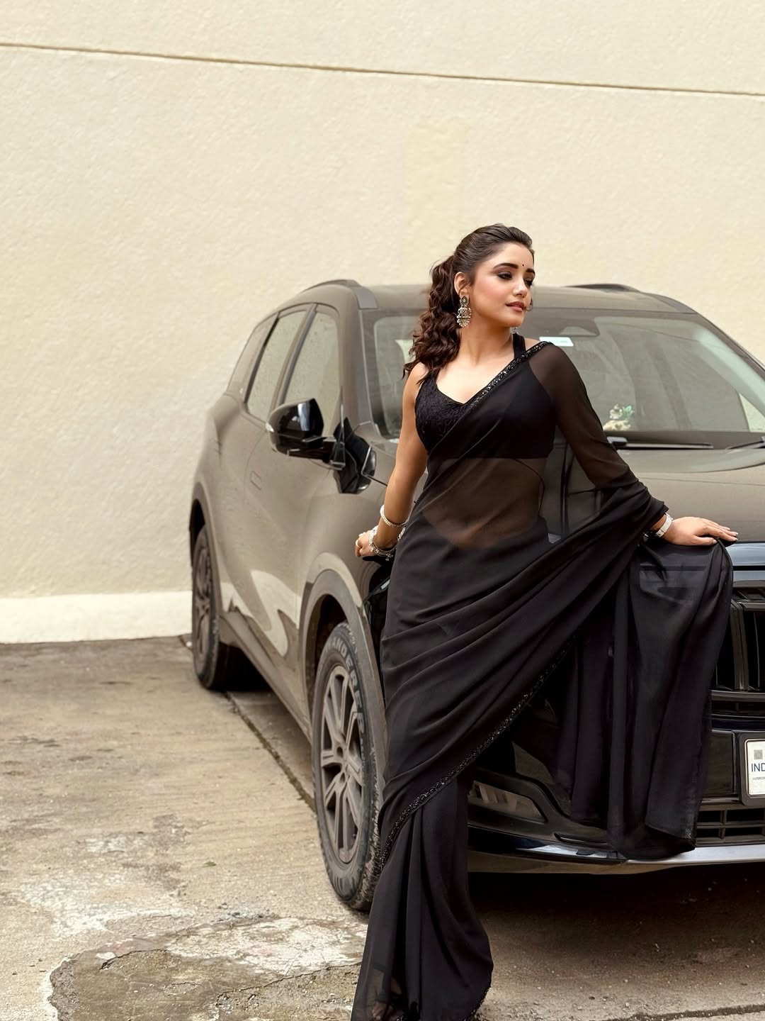 Rachi Sharma mesmerizes with elegance, confidence, and timeless graceful beauty