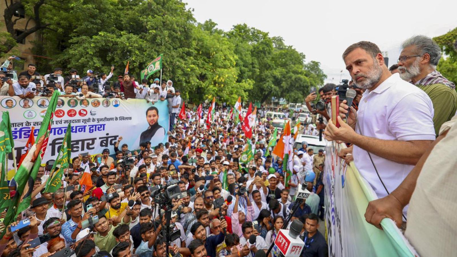 Rahul Gandhi campaigning in Bihar elections against Modi