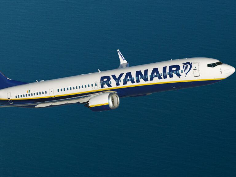 ryanair-cockpit-with-first-officer-flying