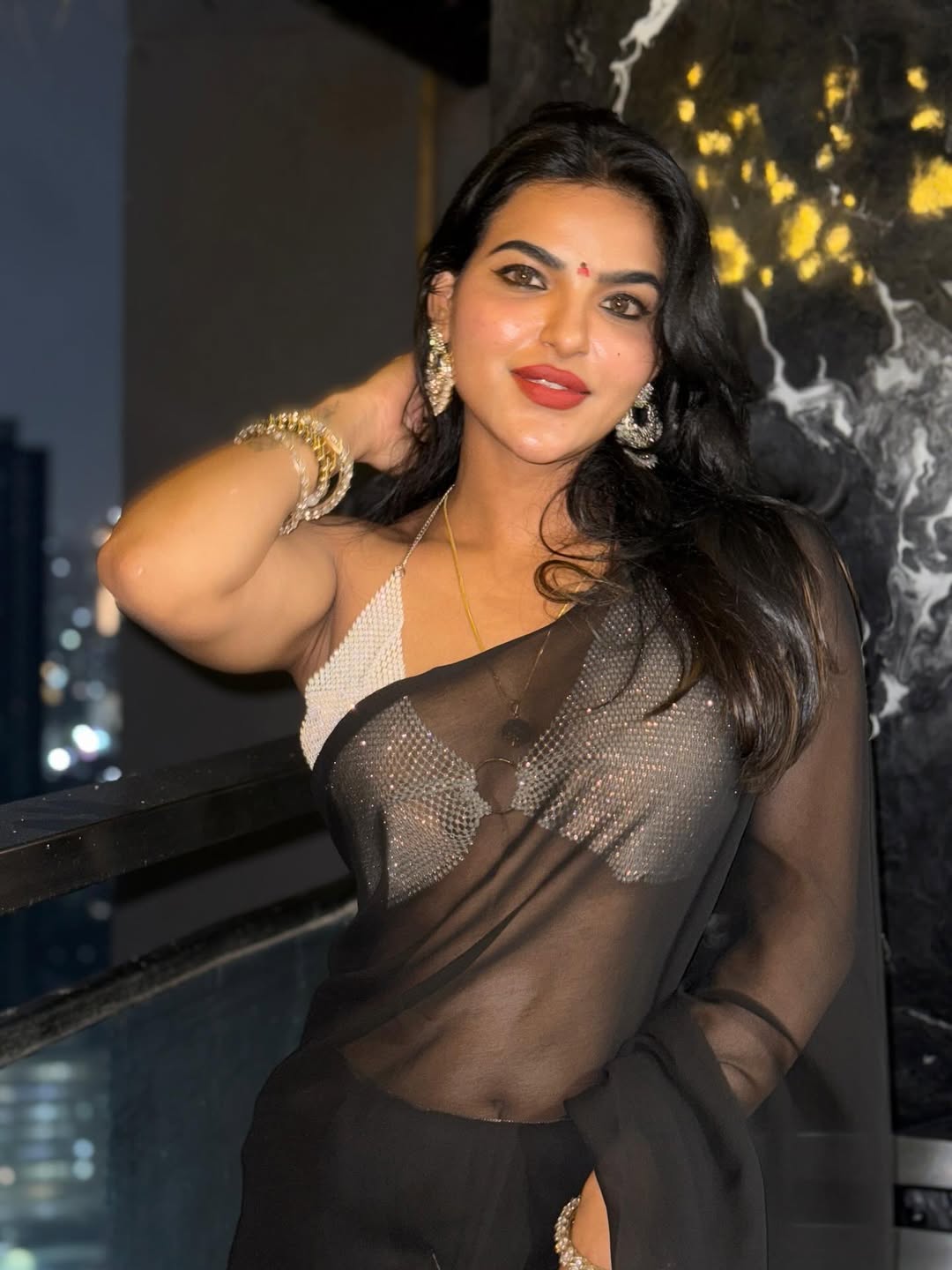 Uneka Ray dazzling in saree glam turned hot style gallery.