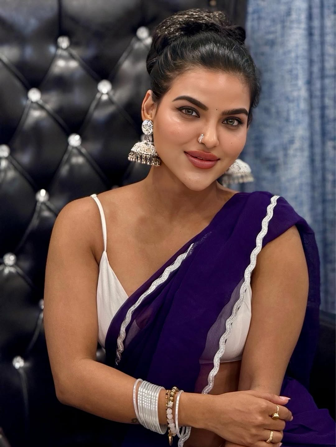 Uneka Ray style glowing in saree glam turned hot photos.
