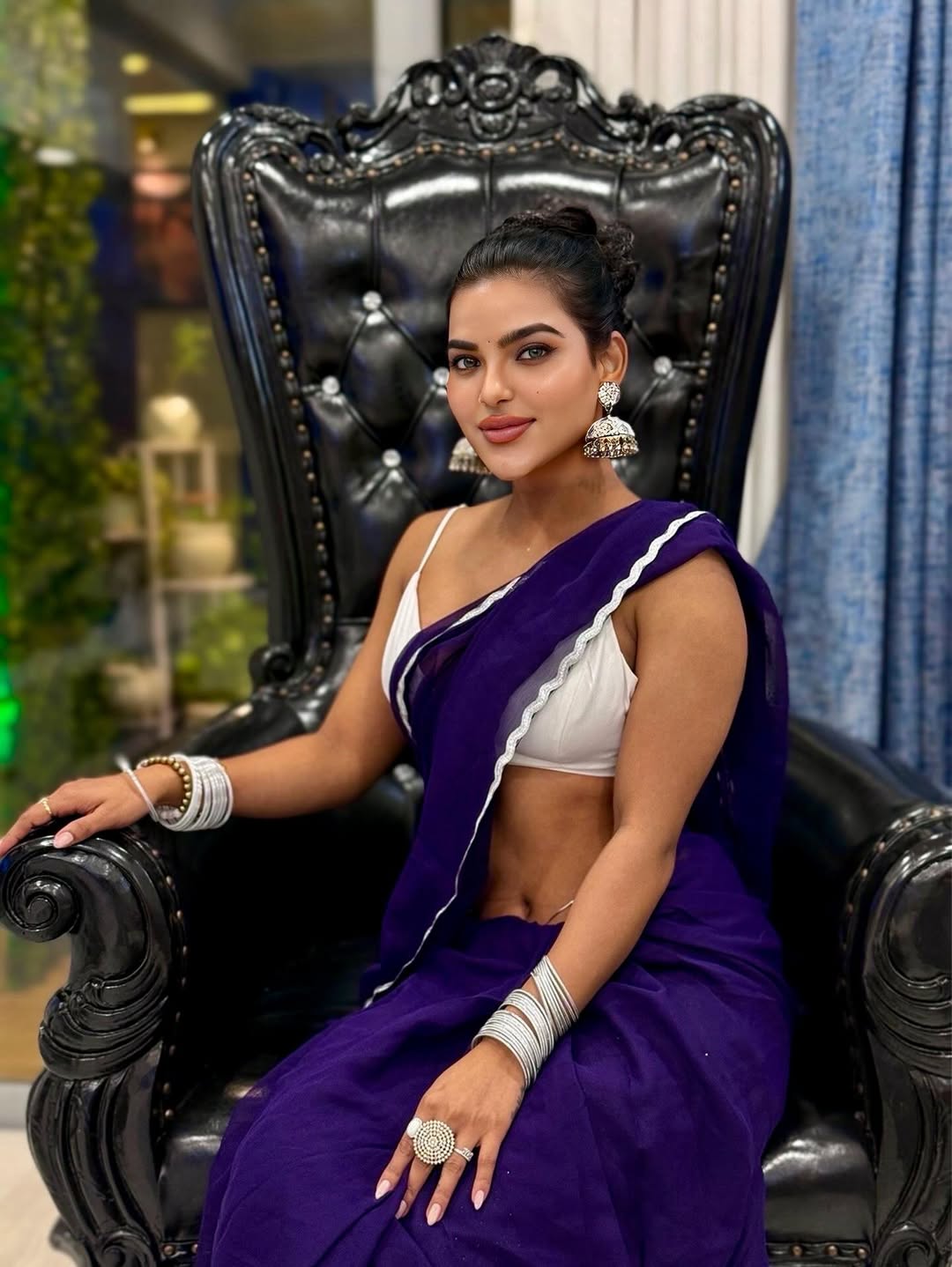 Saree Glam Uneka Ray Style radiates glamour with confident poise.