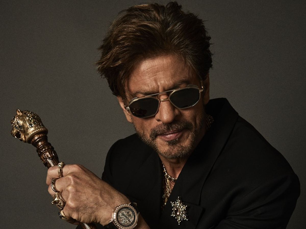 Shah Rukh Khan holding National Award trophy