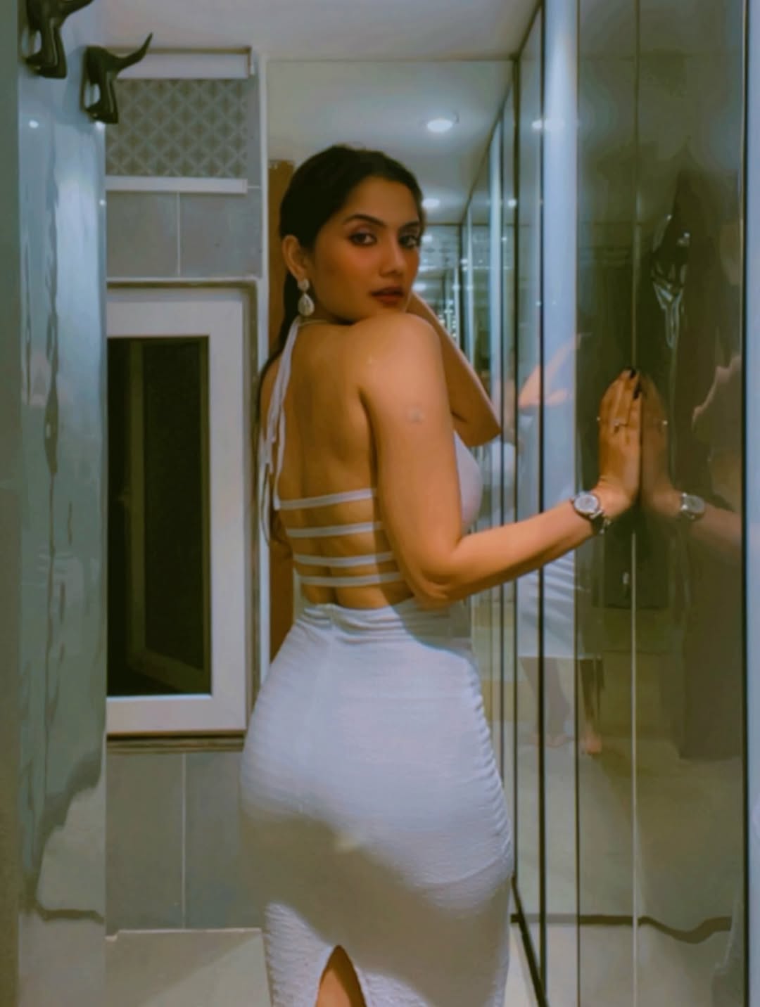 Glamorous Lean Waist Goals with Rose Sardana sets fashion-forward elegance trend.