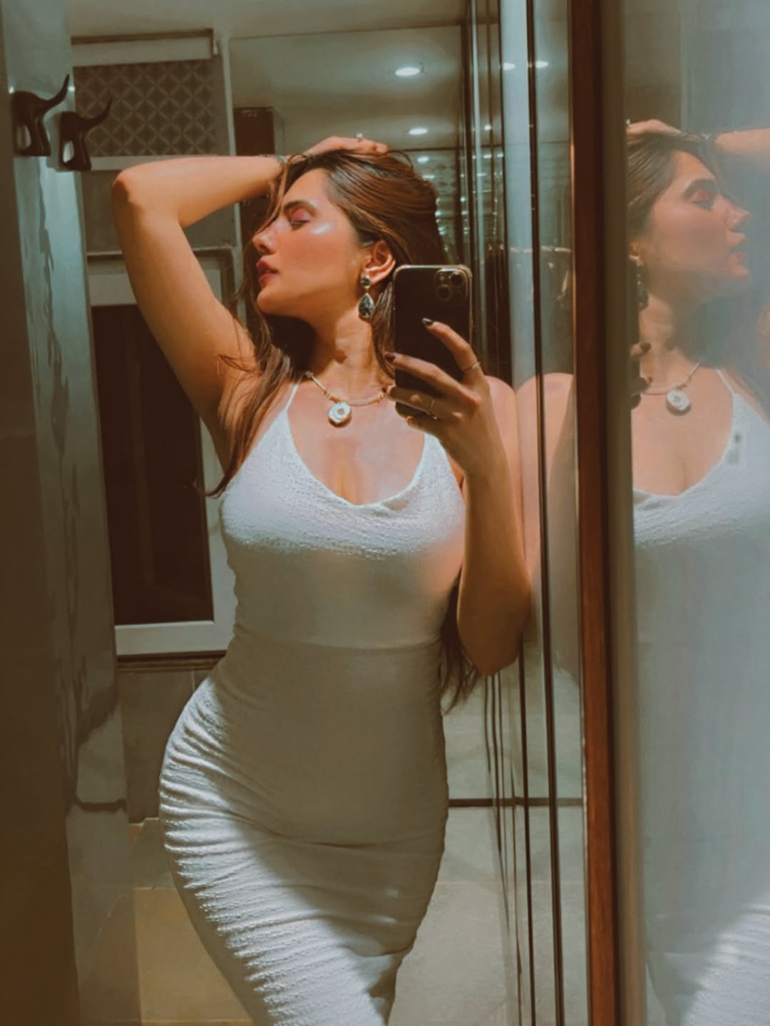 Elegant Lean Waist Goals with Rose Sardana reflects grace and beauty.