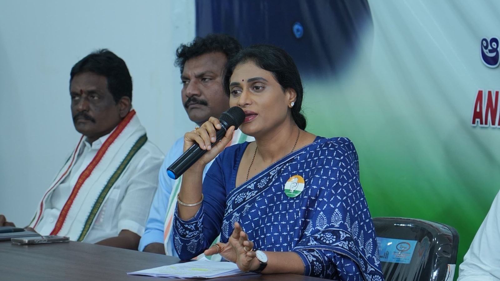Sharmila questions CBI in Viveka case