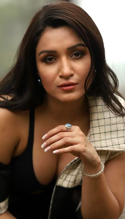 Shefalii Bagga Hot Looks