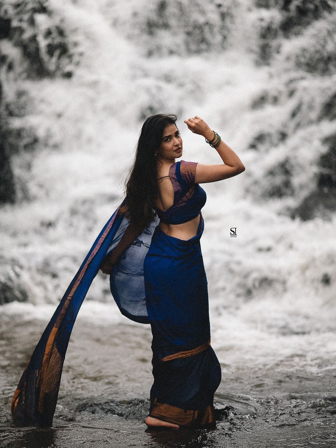 Gorgeous Shreya Wakhare charms fans with chic glamour look