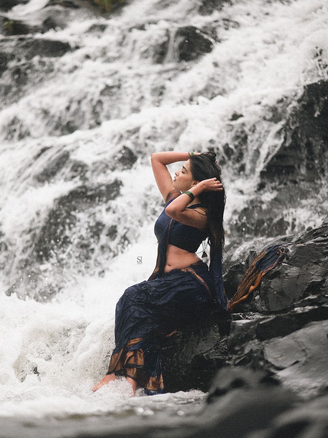 Stylish Shreya Wakhare flaunts her lean waist with confidence