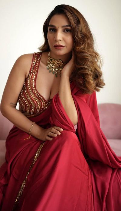Shruti Yogi Hot