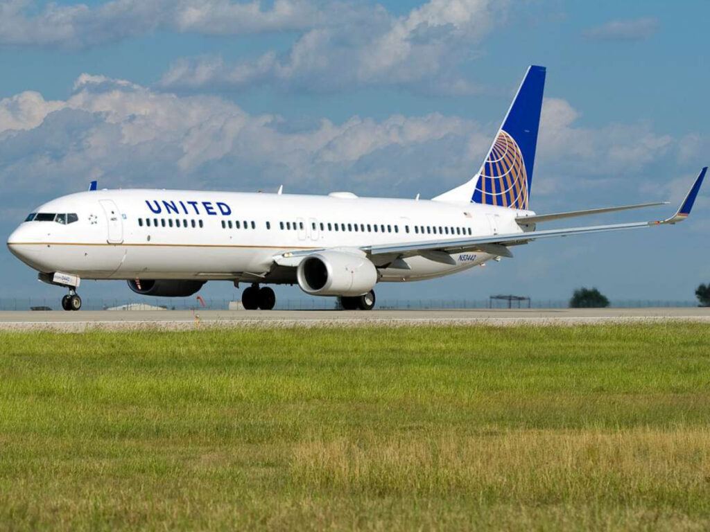 United Airlines passenger upset over lost bag