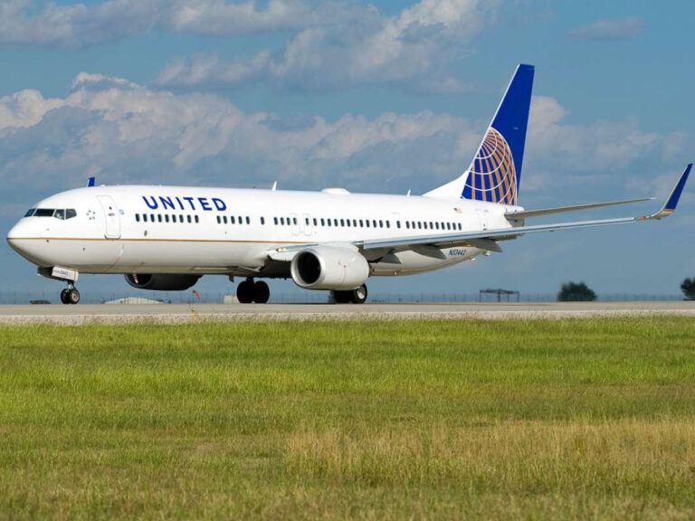 United Airlines passenger upset over lost bag