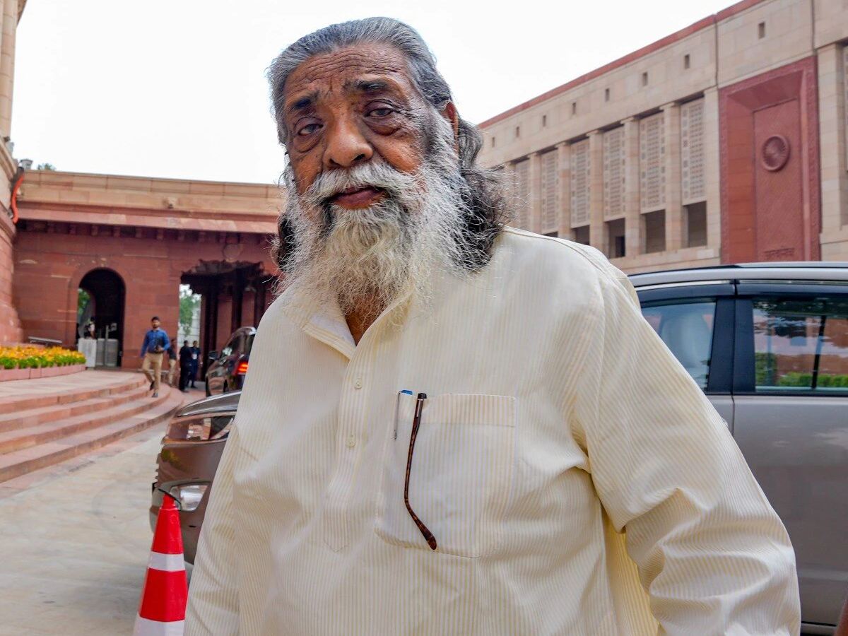 Shibu Soren with Jharkhand flag in background