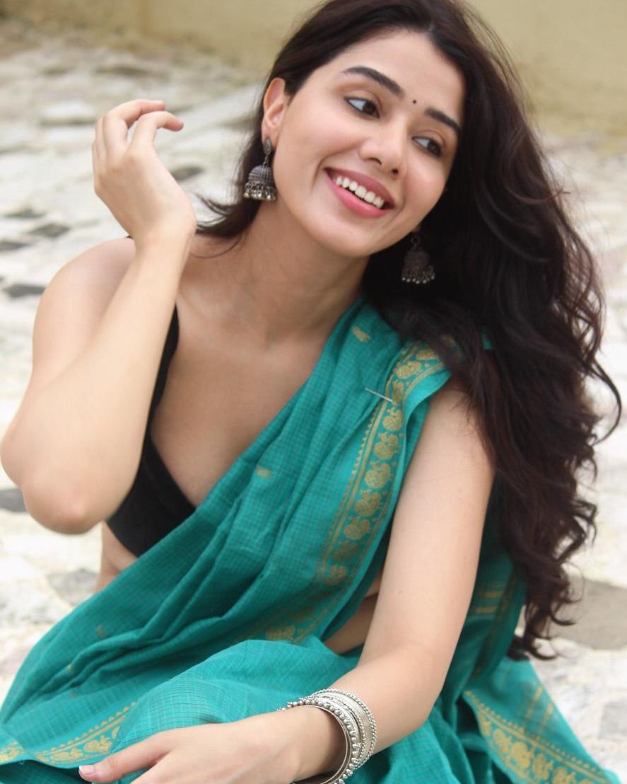 Aarti Chikara flaunts charm in trendy attire with flawless, captivating presence.