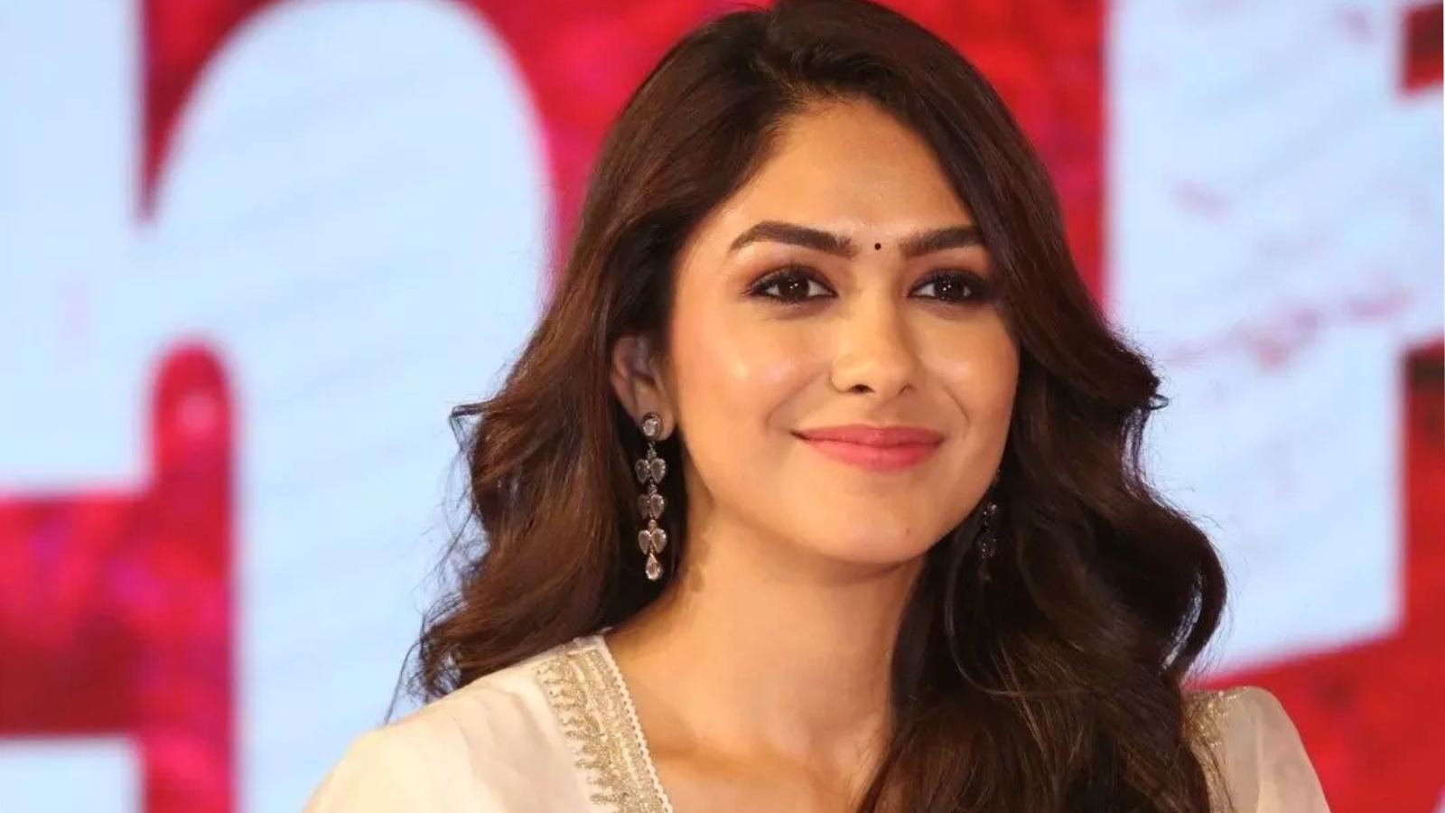 Mrunal Thakur’s Ex-BF Revealed? What Went Wrong?