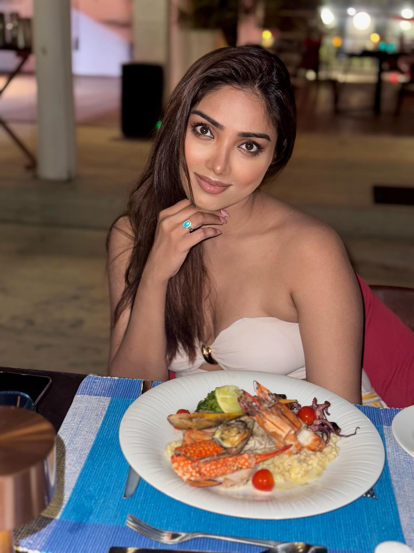 Aishwarya Devan Beach Glam Bold In White Look