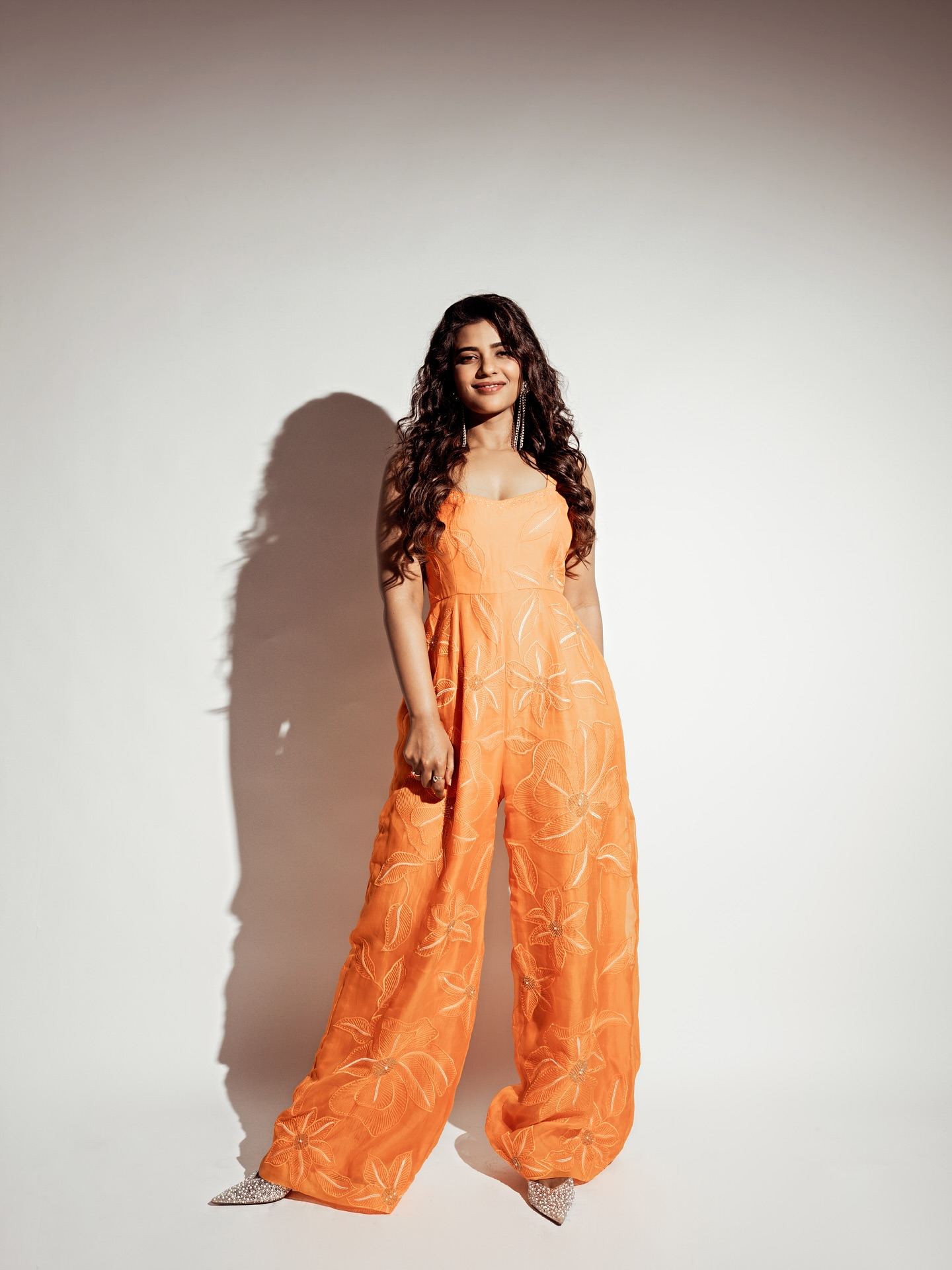 Aishwarya rocking voluminous curly hair.