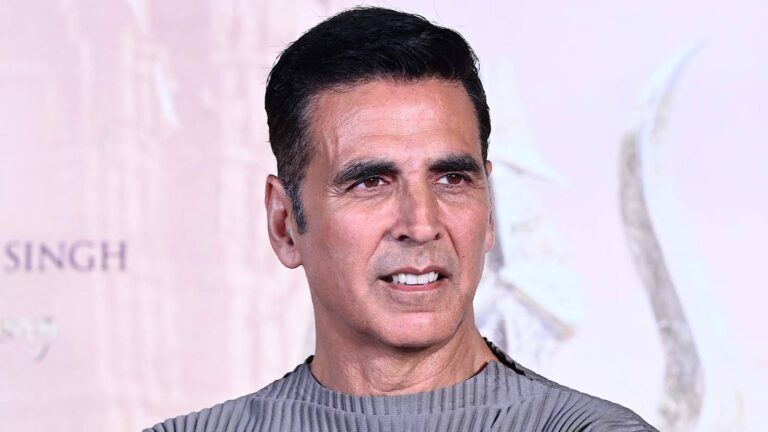 Akshay Kumar leads Ganesh Visarjan