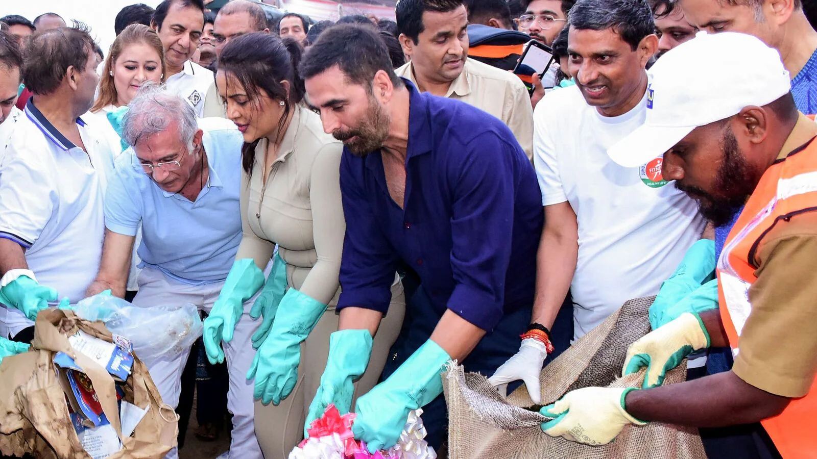 Akshay Kumar trolled for beach cleaning