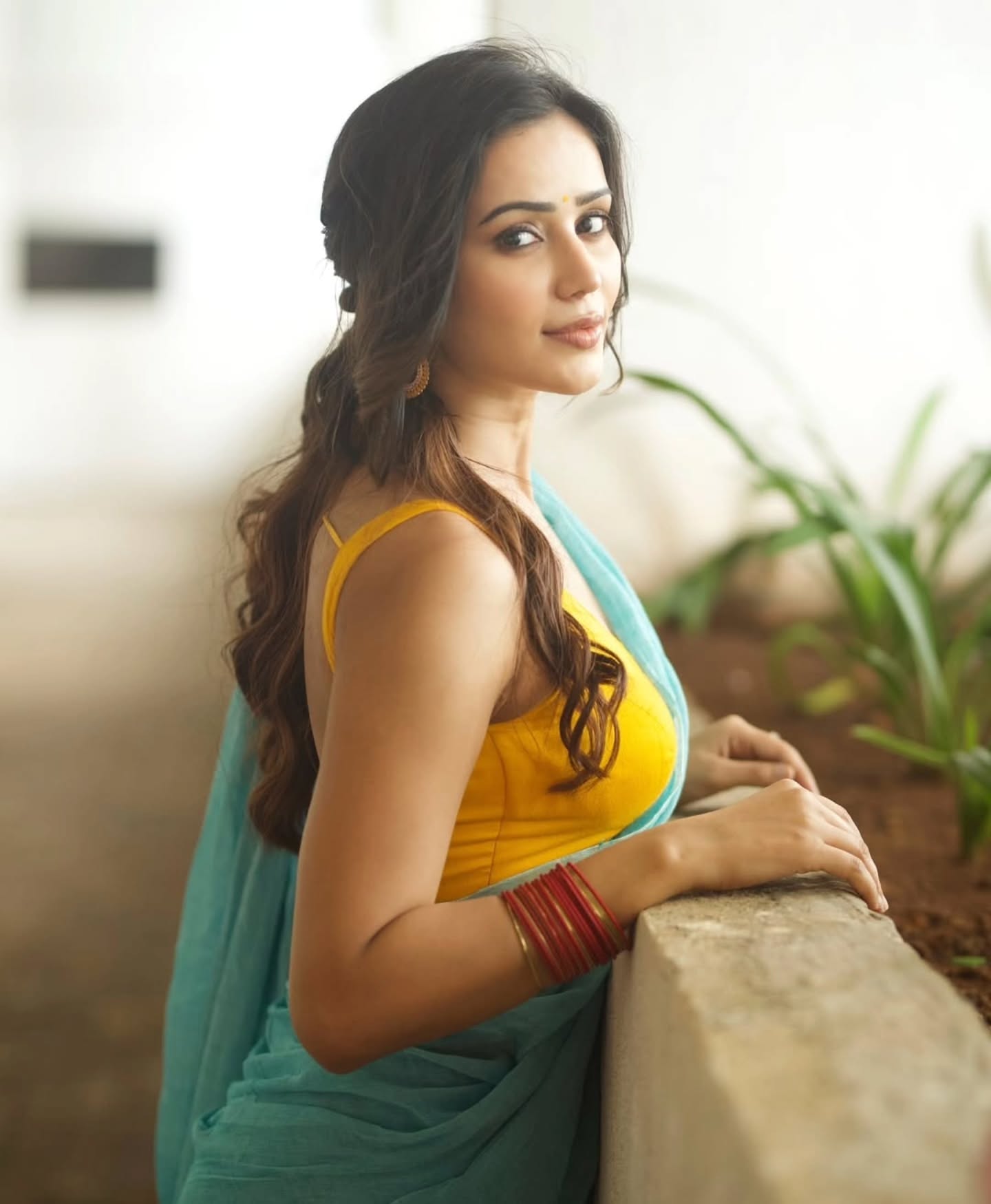 Anaira Gupta Bold Saree Look Flaunting Curves