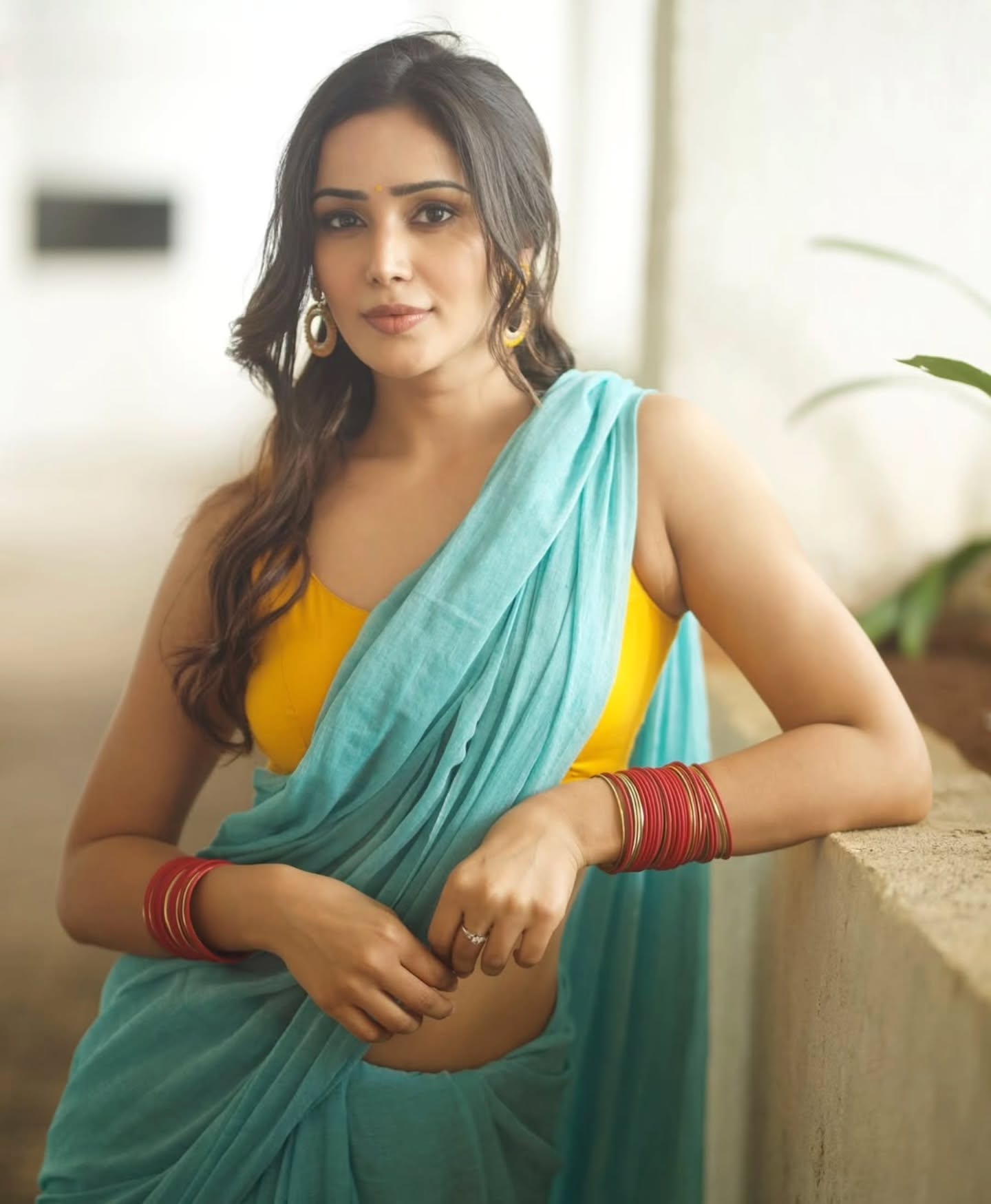 Anaira Gupta Flaunts Curves In Saree Glam Look