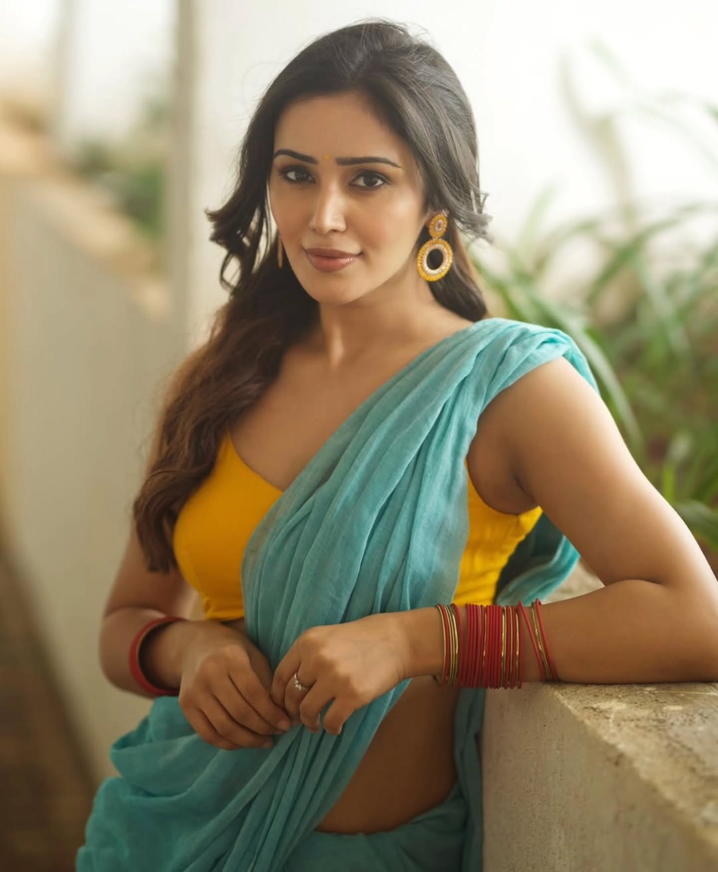 Anaira Gupta Saree Look Flaunting Navel And Curves