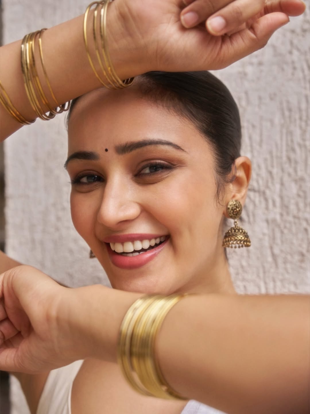Stunning Anaira Gupta shines in white look and glamour.