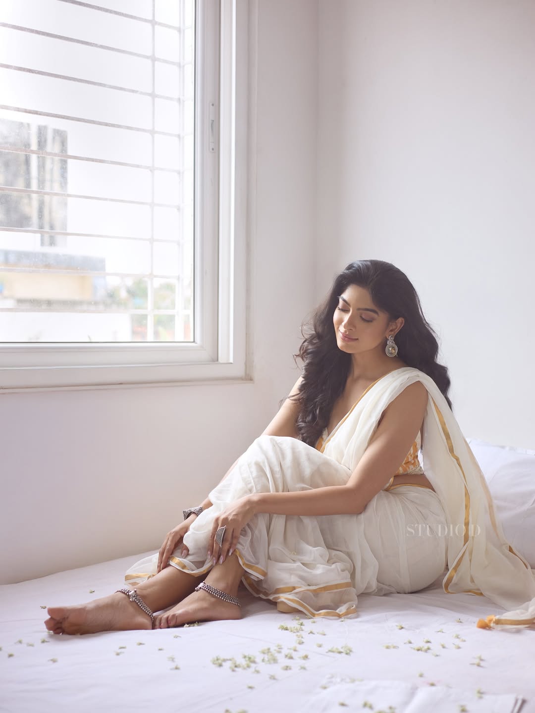 White Saree Ananya Das looks stunning with natural grace