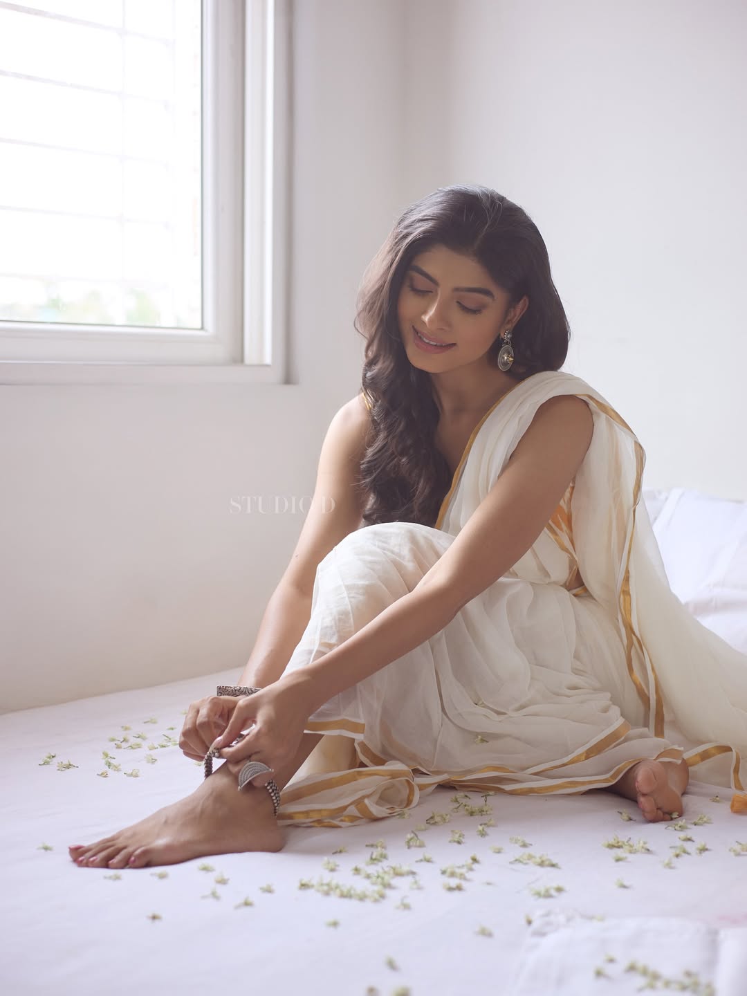 White Saree Ananya Das mesmerises with stylish beauty appeal
